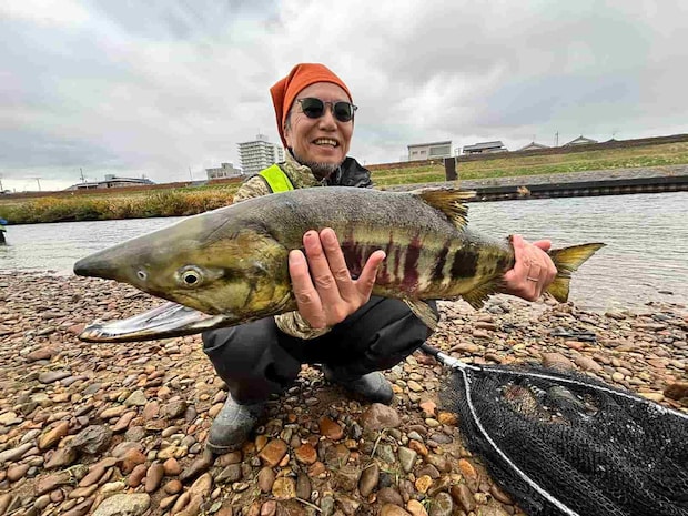 76cmのオスをキャッチ！オスなので持ち帰ることができる。 &copy;横沢鉄平