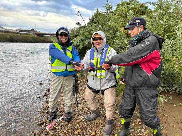 左が浅賀さん、右が丸山さん。この2人の協力のお陰でミッション達成できました！丸山さんは、自宅からリールオイルも持ってきてくれて、本当に助かった。ありがとうございます。 &copy;横沢鉄平
