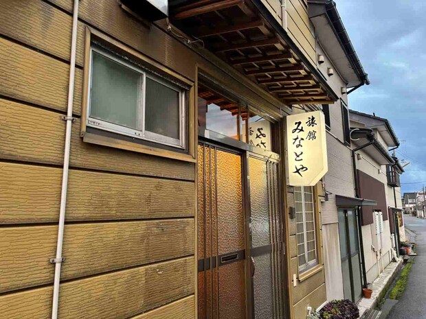 アイハラが釣ったオスのサケは、みなとや旅館のご主人が、3枚におろしてくれた！これは、サケ有効利用調査で来た宿泊客へのサービスなのだ。風呂も、部屋も、料理も大満足の宿です！ &copy;横沢鉄平