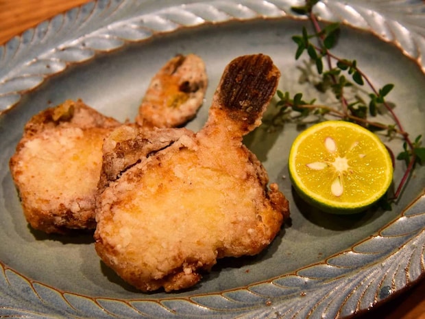 カワハギは唐揚げにした。まったく臭みがないばかりか、香ばしい旨みが詰まっている。ヒレまで美味しく食べられた。 &copy;望月俊典