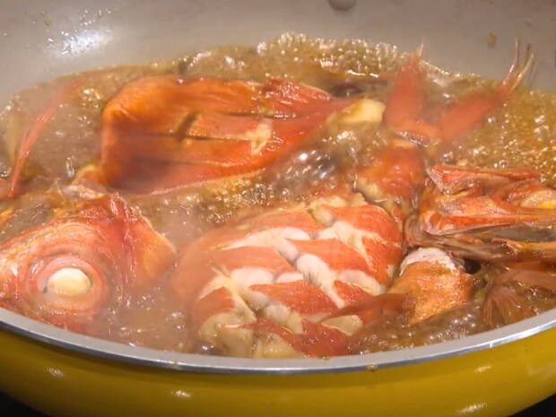 姿煮が多い中、敢えて2枚おろしにしてから煮付ける。火の通りが均一となり、煮る時間が短くなるということで、あっという間に完成！定番料理にだって、まだまだ知らない調理法があるのだ。さらに「煮付けには和がらしが合う」とのこと。ほんとに！？ぜひ一度試してみたい。&copy;釣りビジョン