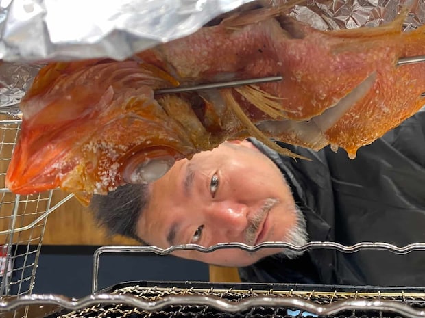 キンメでは珍しい塩焼き。ウエカツをして、1匹の魚を焼く為にこれほど知恵を絞ったことはないとのこと。表1割、裏7割、もう1度表2割。このイメージで焼き上げるのがベスト。小さめのキンメを使用することで皮はパリッ、身はギュッ、と最高の仕上がりに。ウエカツ「塩焼きにはワサビ」。&copy;釣りビジョン