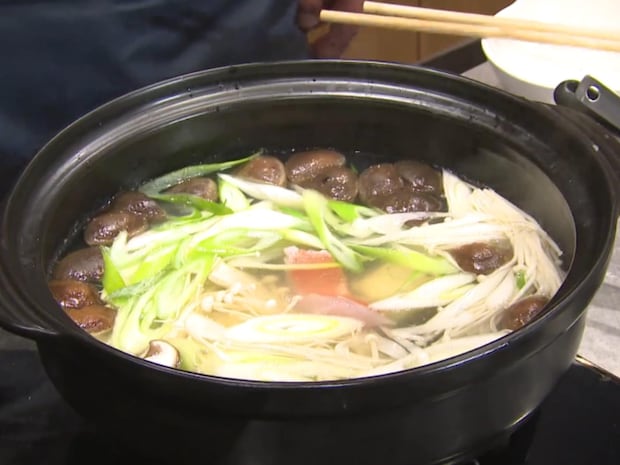 冬といったら鍋！アラと昆布で取った旨味たっぷりの鍋に大ぶりに切ったキンメで赤い色を生かす。大根は皮ごとおろすことにより辛味が出て味のカギを握るという。「有無を言わせぬ旨さ！」と思わずウエカツもガッツポーズ！最後のご飯も、雑炊と思いきや全く違った調理へと姿を変えていく。何になるかは番組を要チェック！&copy;釣りビジョン