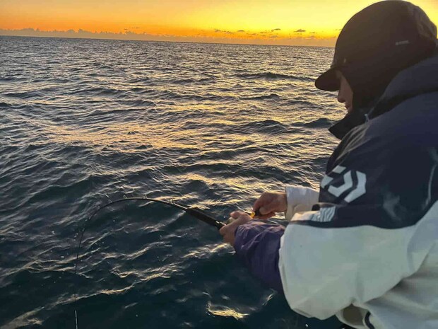 開始間もなく竿先が海面に突き刺さる！ ©釣りビジョン