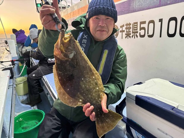 程なくして船中2枚目、竿入れからクライマックス！ ©釣りビジョン