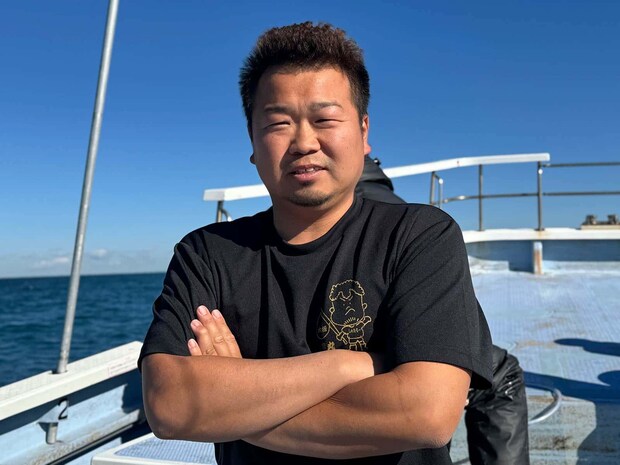 フレンドリーで説明上手な向後真太朗船長。 &copy;釣りビジョン