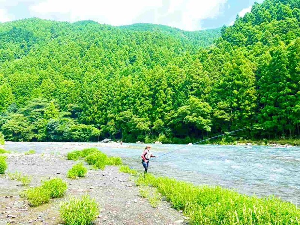 仲間達との良型鮎祭り！流れる「やすだじかん」は心地よい ©釣りビジョン