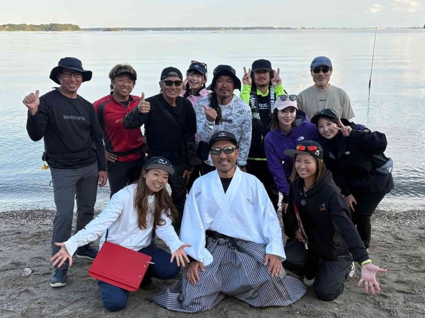 後列左から、折本隆由、平和卓也、村上晴彦、百川晴香、上宮則幸、センドウタカシ、人見音、家邊克己、金高由佳。前列左から、西田直恵、秦拓馬、渕上万莉。&copy;釣りビジョン