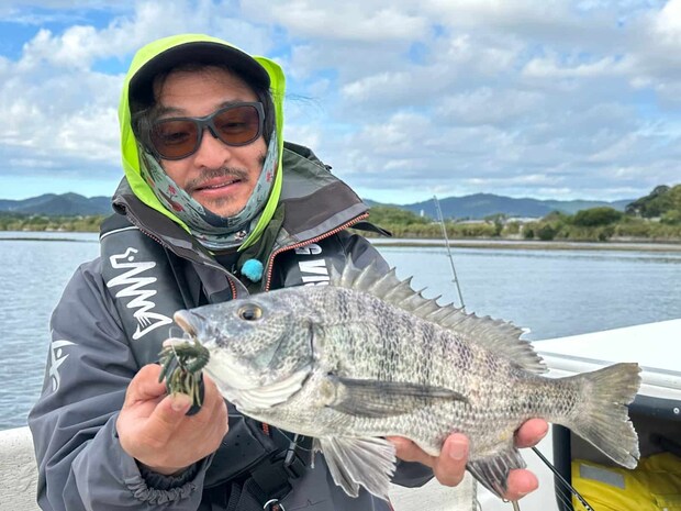 ほっかむりのようないでたちでチヌを釣り上げるセンドウタカシ。&copy;釣りビジョン