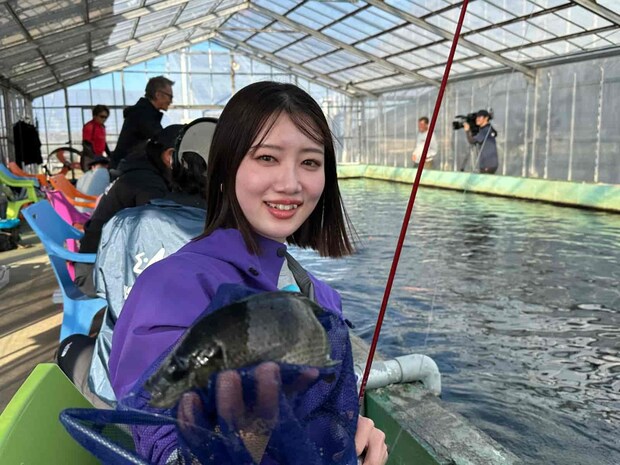 ティラピアを釣り、妖艶な雰囲気を醸し出す人見音。©釣りビジョン