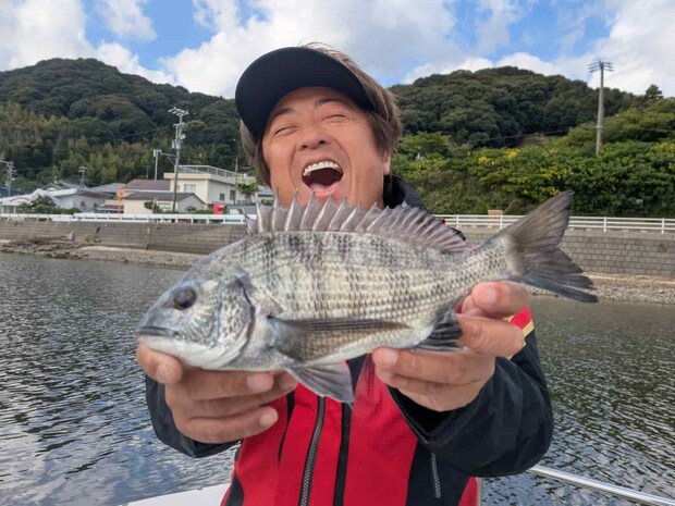 めっちゃ嬉しそ～！！平和卓也、チヌを釣り上げてこの笑顔。&copy;釣りビジョン
