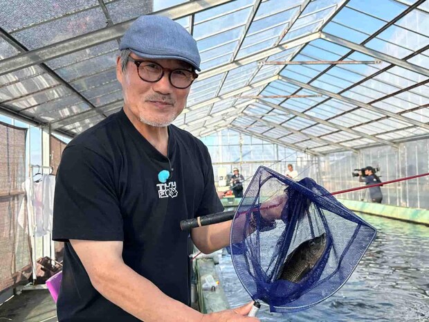 さまざまな釣りに精通する家邊克己だが、ティアピアは初めて。©釣りビジョン