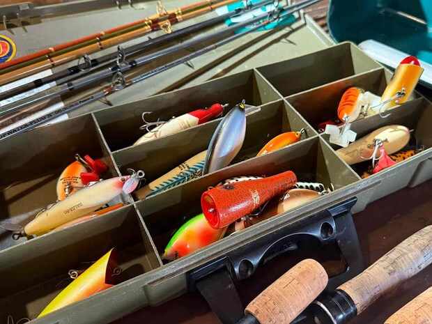 アムコに入りきらなかったルアーは、懐かしのアマゾンボックスに。頑丈な作りの為、当時のソルトアングラーにも愛されていた。&copy;釣りビジョン