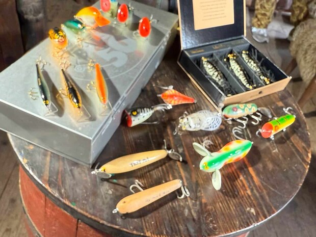 ピントがあっていないのでカットしたが、貴重なルアーが並べられている。&copy;釣りビジョン