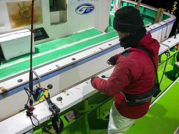 船上は明るく準備が行いやすい。 &copy;釣りビジョン