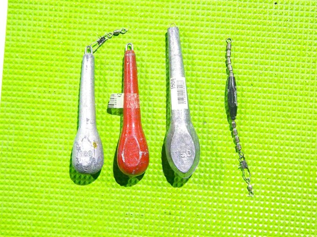 オモリは120号が主体。中オモリは10～20号を準備。 ©釣りビジョン