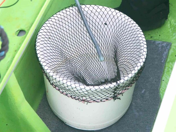 イカがスムーズにバケツに入る上に飛び出さない。工夫を凝らした常連さんのアイデア。 ©釣りビジョン