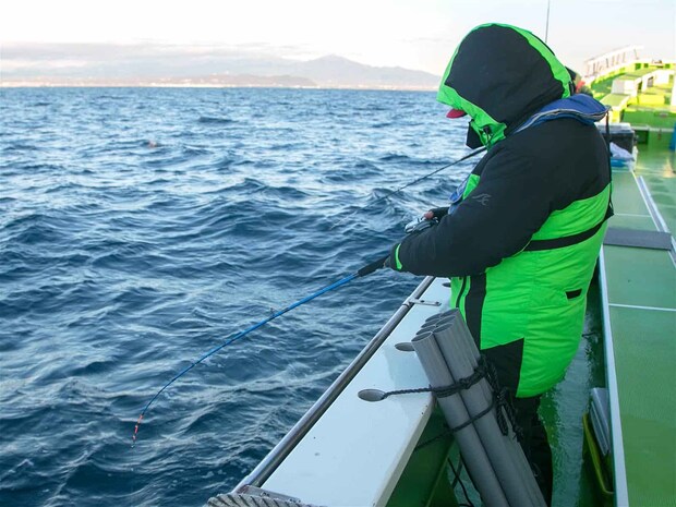 左舷でもヒット！ &copy;釣りビジョン