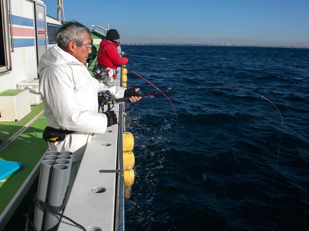 船長に選んでもらった竿でヒット！ &copy;釣りビジョン