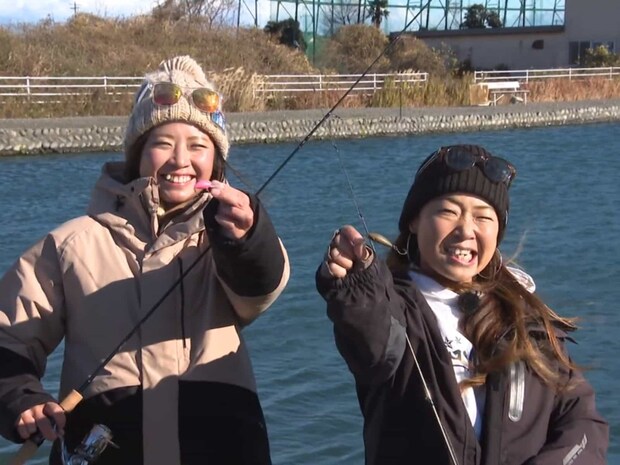 フッチーはディープクランクのピンク、にっしゃんは朝イチ好反応を見せたクランクベイトフローティングモデルのオリーブで戦いの火蓋が落とされた！開始早々、ヒットは多数あるもののバラシ頻発でなかなか勝負がつかない。掛けてはバレ、とあまりのバレの多さにおもしろバラシ対決となっていく。見かねた菊地さんから小型バイブレーションがお助けアイテムとして投入される。ルアーのシルエットを小さくすることでフッキング率を高めることが狙いだという。半信半疑の2人だったが狙い通りフッキング成功！早掛けの第1試合はフッチーが勝利を掴んだ！&copy;釣りビジョン