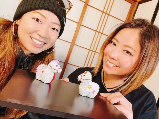 バトル第2試合は、焼津市にある趣味の店「美也比」で日本の伝統人形「木目込み人形」の作成対決！2026年の干支である〝午（馬）〟をモチーフに作品を作っていく。同じ人形でも選んだ柄によって全く表情が異なるのが魅力という「木目込み人形」。「お正月に飾りたいのはどっち？」というSNSアンケートで勝敗を決する。果たしてより多くの票を獲得するのはどっちなのか！？&copy;釣りビジョン