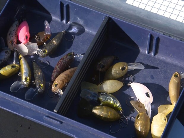 種類、カラーが豊富に揃うエリアトラウトルアー。カラーを外すと、魚の反応が取れないこともあるという。今回もヒットカラーが明確にあり、フッチーとにっしゃんもカラーの重要性を実感していた。またカラー同様、レンジの重要性も学んだ2人。クランクベイトフローティングモデルでは50〜60cm潜るものをチョイスし、表層付近を探る。深いところを探る時はディープクランク。そして、魚が冷え込み下の方にいるときは、アクションを抑えた「デジ巻き」や「シェイク」が有効。上にいる魚の食い気がある時は、跳ね上げさせて見せてから下まで追わせて喰わせる「リフト＆フォール」が有効とのこと。©釣りビジョン