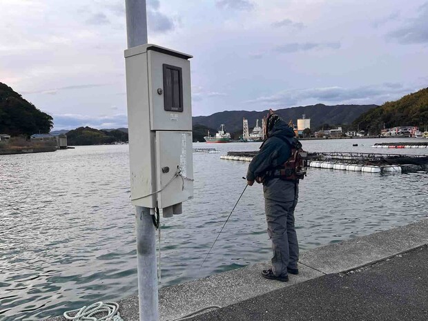 数が出ると言うポイントへ！予報通り北西風が吹き荒れる宿毛！陽の高い時間は当たりも無く悶絶！寒さで耳が痛い！ ©釣りビジョン