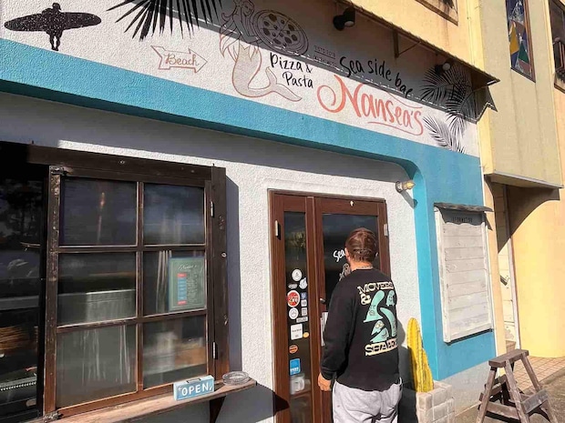 お昼休憩釣り友おすすめ地元のイタリアン「Nansea's」へ！釣り好きのオーナーがお出迎え！メニューではクシモトーレなる串本で獲れた魚を使ったペスカトーレが絶品～！多くの釣り人が訪れるお店で店内には釣りビジョンでもお馴染みのアングラーのサインも多数！ &copy;釣りビジョン