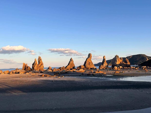 釣り場近くの国の天然記念物「橋杭岩」に沈む夕陽は絶景だった！今年2月にはロケットの打ち上げもあるとのこと！今冬是非素晴らしい釣りとロケットの街串本へ！ &copy;釣りビジョン
