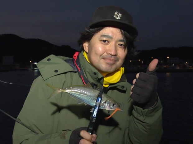 強い向かい風の夕マヅメ。古賀は尺ヘッドR2.5g、ワームはシャッド系で開始。アジの回遊があるまで、ただ黙々と待ちの釣りが続く。最初にヒットしたのは高橋！昨日と同じ時刻に時合い到来！丸々太ったアジをゲット！続いたのは古賀。ショートバイトが2度ほどあり、「サイズ感とスピードかな？」と尺ヘッドを1.5gに落としワームの太さを2.5インチの細いものに変えると読みが見事に的中。連続ヒットに持ち込む。「久しぶりに持って帰ってアジ刺しにしようかな〜」とニンマリ。&copy;釣りビジョン