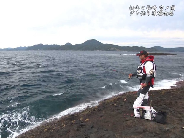 沈み瀬周辺に発生する湧昇流を狙う猪熊氏。潮の変化には魚が付くことが多い。
