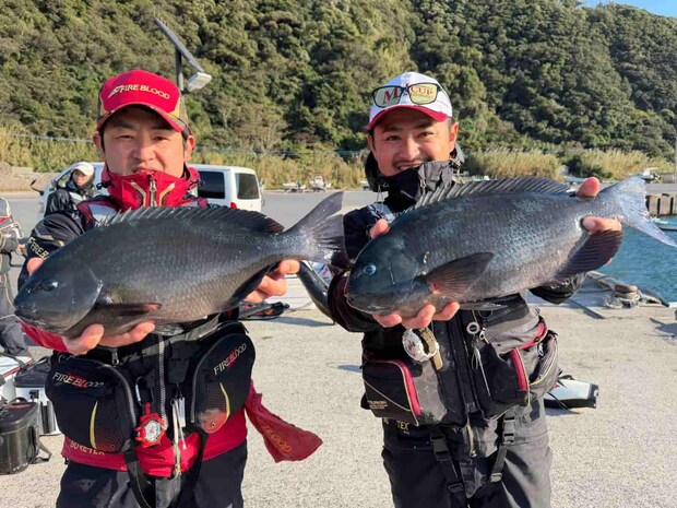 筆者（左）と釣友の中曽根さん（右）。 &copy;釣りビジョン