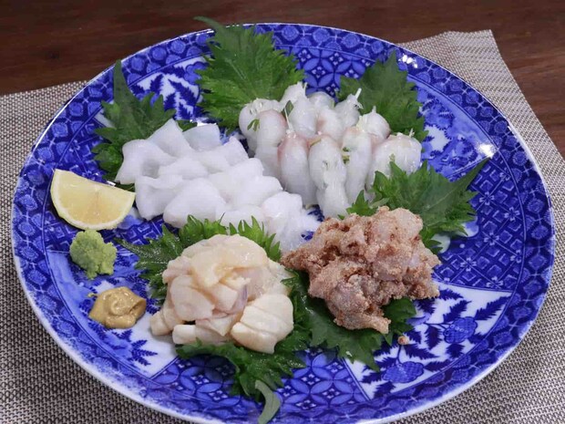 1品目は、宮古では伝統的に食べるが、全国的にあまり聞くことのないマダラの刺身。鮮度が良いからこそ許された贅沢だ。ほぐれる食感と甘みを引き出した〝湯引き〟、身に薬味を巻いた〝昆布締め〟、生醤油炊きした真子を纏わせた〝こまぶり〟とさまざまな味付けとなった。©釣りビジョン