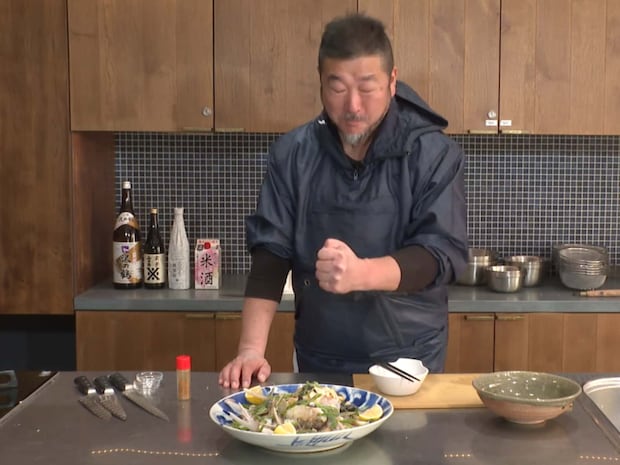 マダラの頭の究極の食べ方〝茹で頭 醤油掛け〟！マダラの頭が発揮する美味さの奥深さ、迫力が凄い！隅々どこを食べても美味さがあるらしい。これには思わずウエカツもガッツポーズ！恐ろしくシンプルな調理法は必見、ぜひ真似してみたい一品である。©釣りビジョン