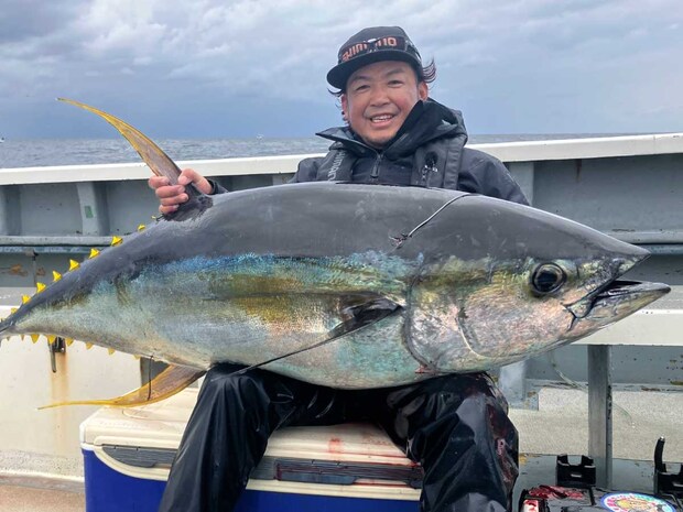 サイズが選べずに苦戦する中、ついに大型をHITさせる。キャッチしたのは67kgの特大キハダ。