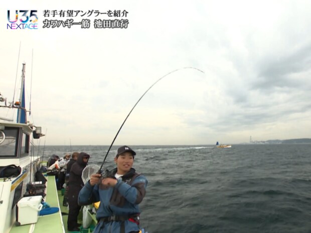 状況を把握し、カーボンからメタルの竿へ。集魚板は不要と判断。その判断の早さは、高い経験値があるからこそ。柔調子のメタルトップをしっかり動かし、時折止めの間を入れるメリハリのある誘いでカワハギの捕食スイッチを入れていく。いかにカワハギに興味を持ってもらうかが大事とのこと。そして説明をしつつ狙い通りにヒット。その後はパターンを見つけ連発状態に。しかし、どんなに好調でもポイントが変われば一度釣りをリセットし、カーボンロッドで状況把握のルーティンへと戻る。©釣りビジョン