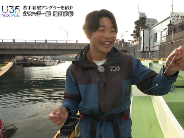 硬めのカーボン、柔らかめのカーボン、メタル×2本と、計4本の竿を持ち込んだ。オモリは無垢のものを使う。そこにはオモリの色やデザインではなく、自分の釣りでカワハギを釣りたいとの拘りが。仕掛けはハリスの長さがキーポイント。上から10cm、6cm、8cmでのスタート。重要なのは1番上の10cmのハリスで、その日の情報を得るという。その上で状況に応じてハリスの長さを決めていく。全てが緻密で拘りがあり、この多くの引き出しで釣果を上げていくのが池田流だ。©釣りビジョン