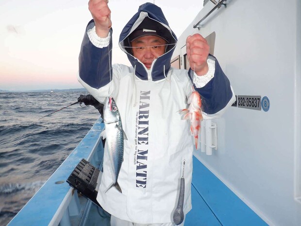 良型のサバとユメカサゴのダブル！ &copy;釣りビジョン