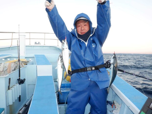 オモリ着底後、シャクっては止めてタナを探ってトリプル！ &copy;釣りビジョン