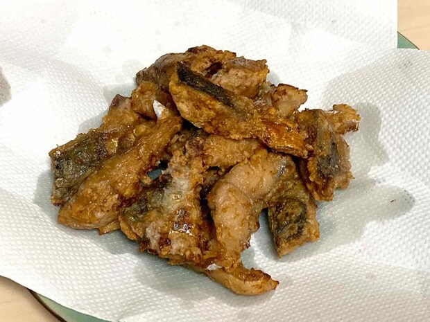 口に含むと蕩けるサバの竜田揚げ、鉄板の美味しさだ！ &copy;釣りビジョン