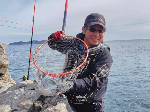 永松さんが釣り上げたのは46cmの丸々としている良型の口太グレ！ &copy;釣りビジョン
