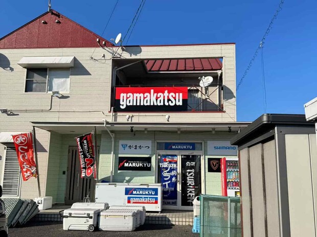 宮崎県日向市にある【フィッシング磯屋】さん。気さくな店主が各エリアの情報を丁寧に教えてくれる。〒883-0068 宮崎県日向市亀崎西1丁目9　TEL：0982-53-7071 &copy;釣りビジョン