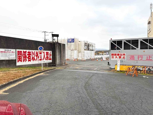 漁協手前「関係者以外立入禁止」のゲートを入る。 &copy;釣りビジョン