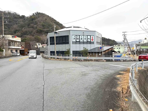 港入口は漁協直売所のある信号を右折。 &copy;釣りビジョン