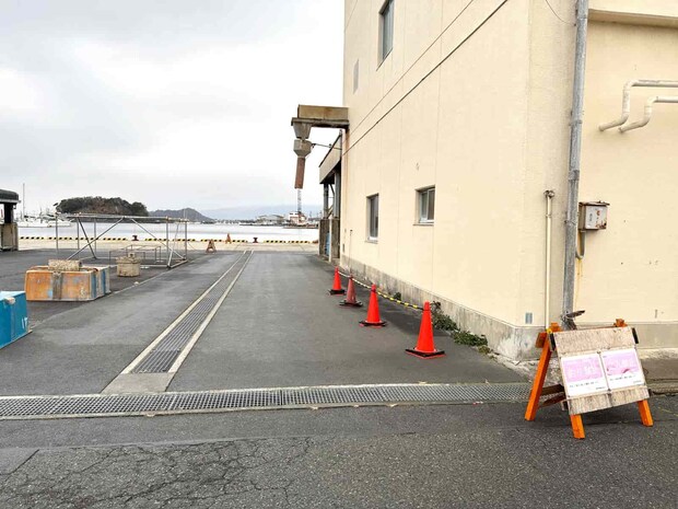 建物に沿って右へ曲がると岸壁へ出られる。 &copy;釣りビジョン