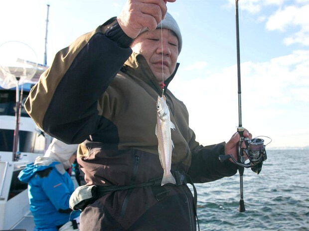 誘いからヒットまで、無駄のない動き。 &copy;釣りビジョン
