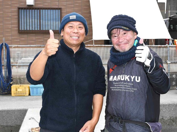 親切な長崎昭船長（左側）。 &copy;釣りビジョン