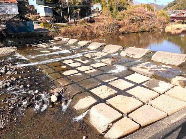 堰堤を見れば渇水は一目瞭然！枯れ木や葉っぱも多く針が拾ってしまう。 &copy;釣りビジョン