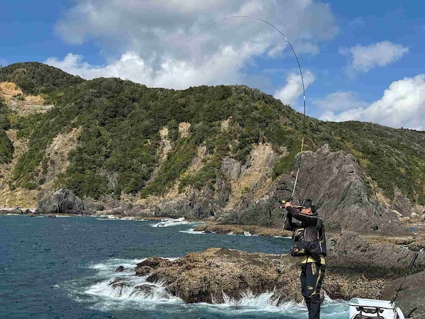 グレを連発させる大山さん &copy;釣りビジョン