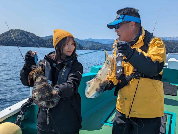 釣って食べて美味しいアオリイカ。基本動作を学んでチャレンジしてみよう！（左から、あゆちぃ、太田武志）©釣りビジョン